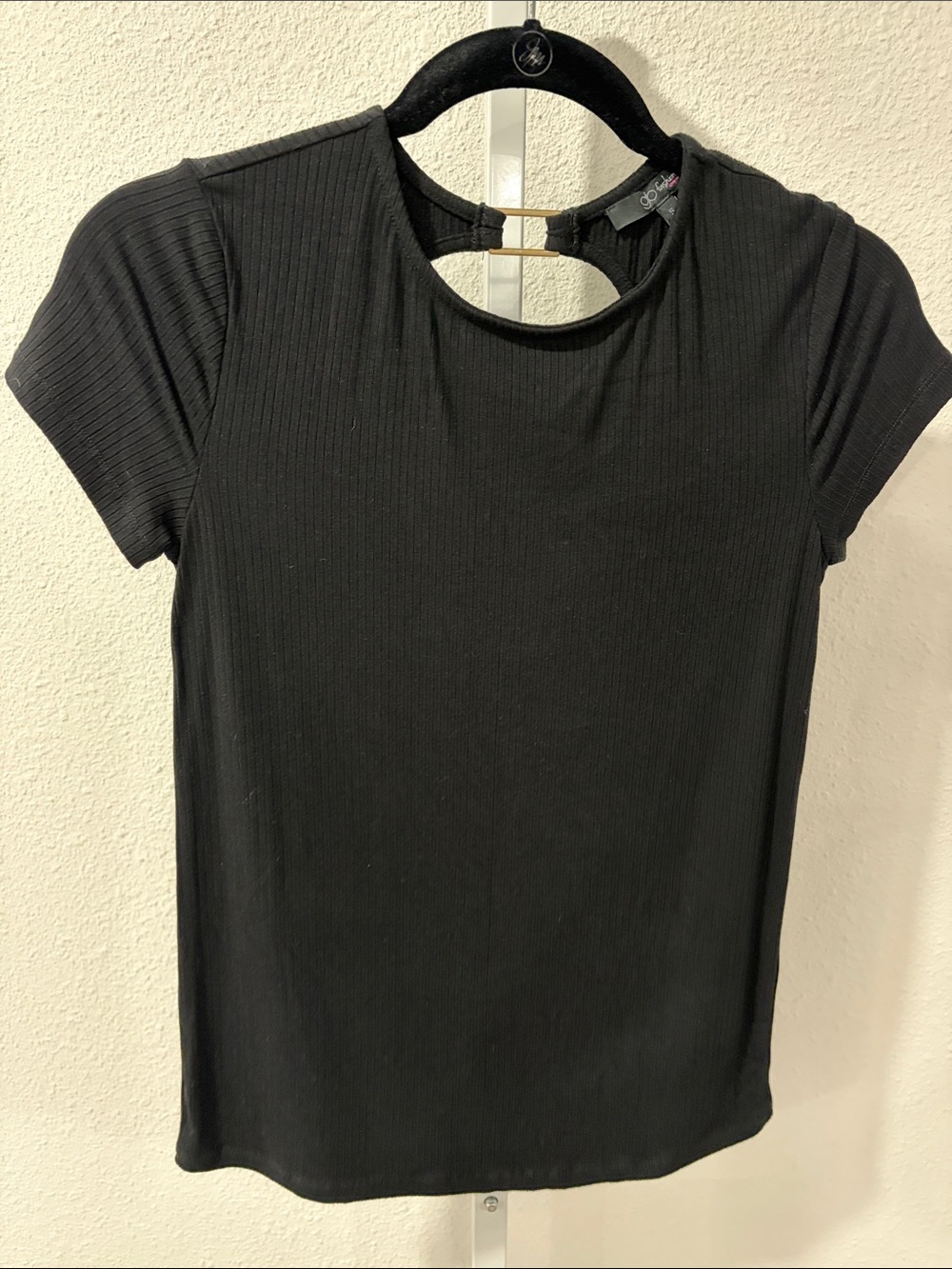 Francesca's Collections Black Ribbed Short-Sleeve Top with Back Cutout